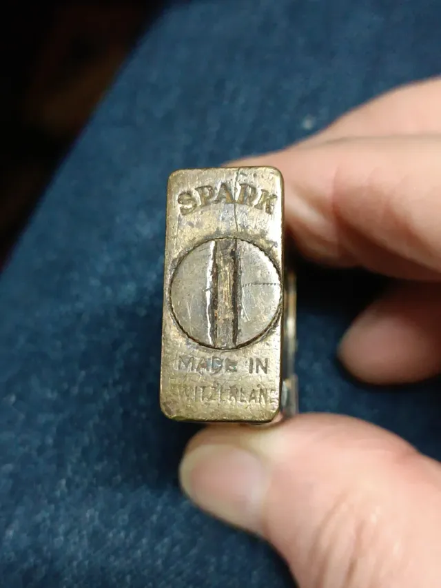 Raccolta di accendini antichi e da collezione