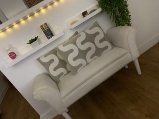 Panca imbottita beige con 2 cuscini