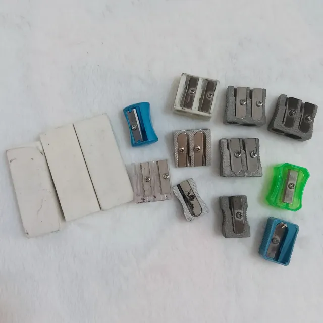 REGALO Lote de gomas de borrar y sacapuntas