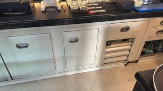 Nevera con motor roto de restaurante