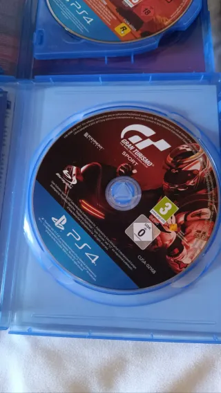 PlayStation 4 + mando principal + 2 juegos