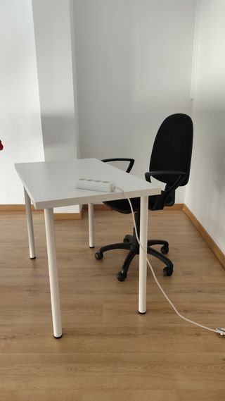 Mesa de ikea y silla de trabajo