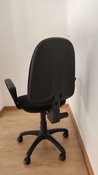 Mesa de ikea y silla de trabajo