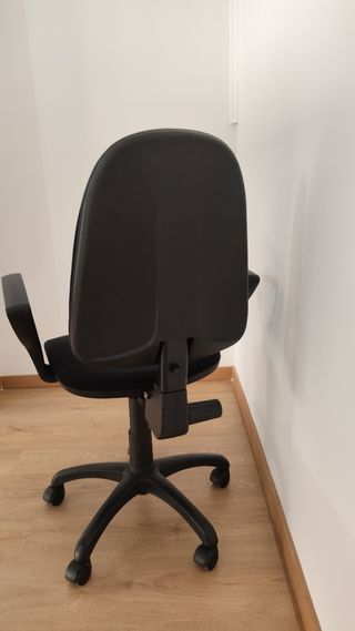 Mesa de ikea y silla de trabajo