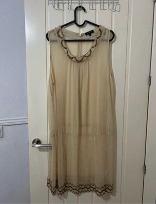 Vestido gasa camel con pedrería