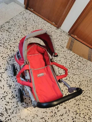 Cochecito de muñeca rojo, con muy poco uso