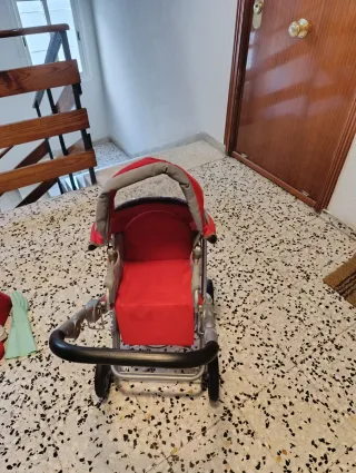 Cochecito de muñeca rojo, con muy poco uso