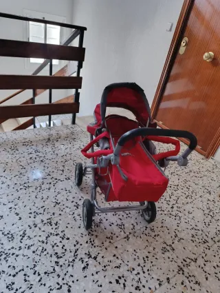 Cochecito de muñeca rojo, con muy poco uso