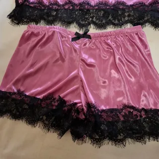 Pijama de raso con encaje negro