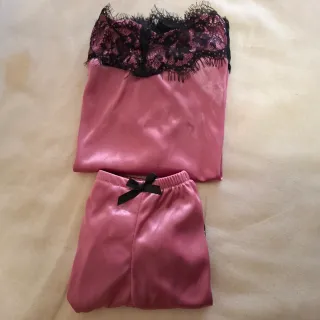 Pijama de raso con encaje negro