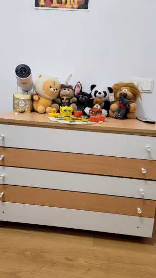 Cómoda de madera y plástico