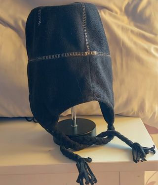 Gorro negro con trenzas