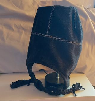 Gorro negro con trenzas