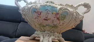 Jarrón antiguo de cerámica multicolor