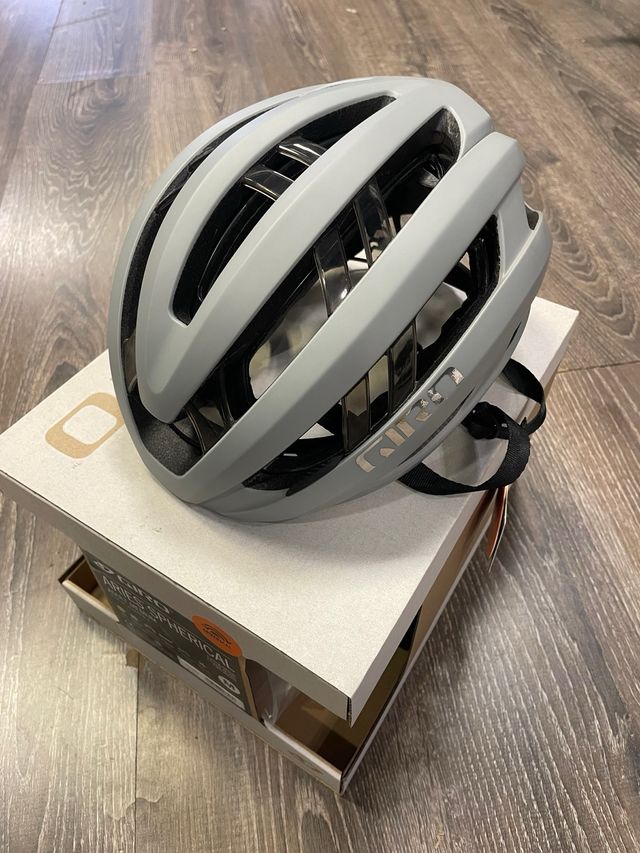 Casco Giro Aries Spherical.