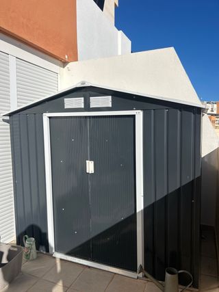 Caseta exterior metálica negra con puerta