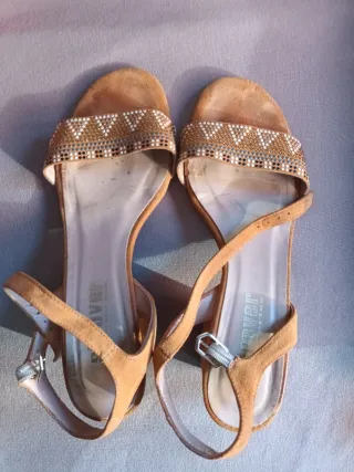 Sandalias ante beige y doradas