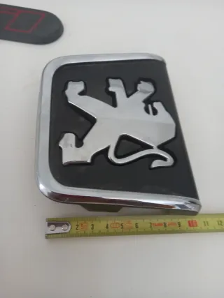 Anagrama Peugeot León Cromado