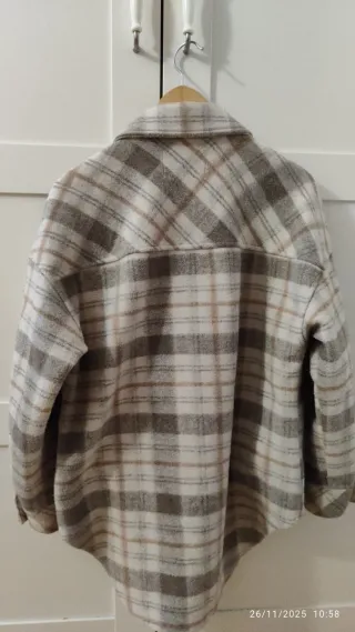 Chaqueta oversize cuadros beige y gris