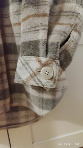 Chaqueta oversize cuadros beige y gris