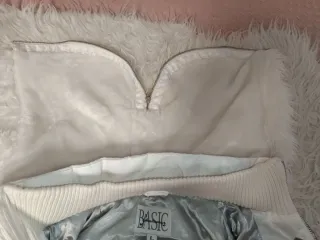 Chaqueta blanca con capucha y pelo