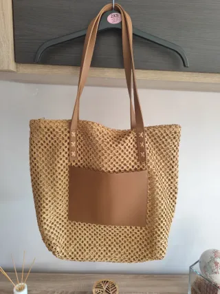 Bolso de rafia tejido con bolsillo de piel