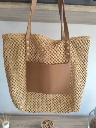 Bolso de rafia tejido con bolsillo de piel