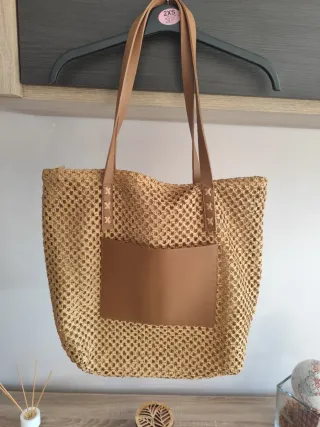 Bolso de rafia tejido con bolsillo de piel