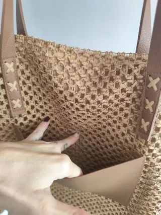 Bolso de rafia tejido con bolsillo de piel