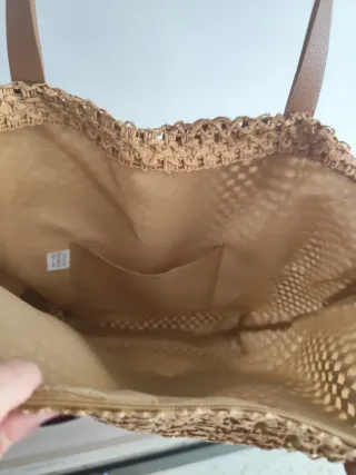 Bolso de rafia tejido con bolsillo de piel