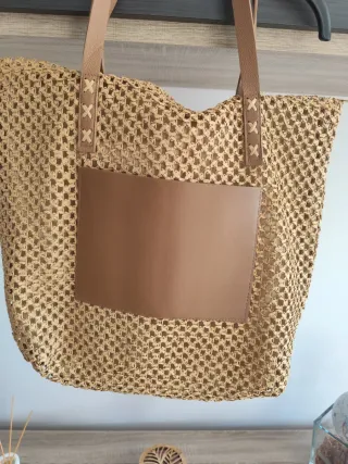Bolso de rafia tejido con bolsillo de piel