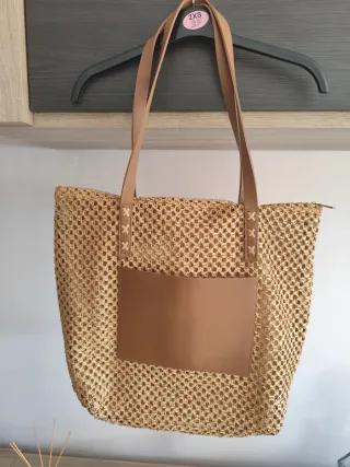 Bolso de rafia tejido con bolsillo de piel