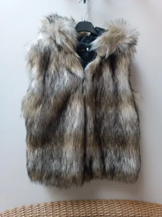 Chaleco de pelo con capucha