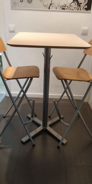 Mesa alta Ikea con 3 taburetes plegables