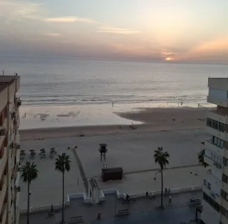 Piso alto frontal al mar en playa Victoria, Cádiz