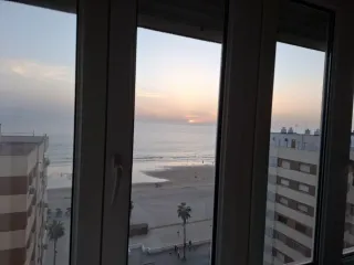 Piso alto frontal al mar en playa Victoria, Cádiz