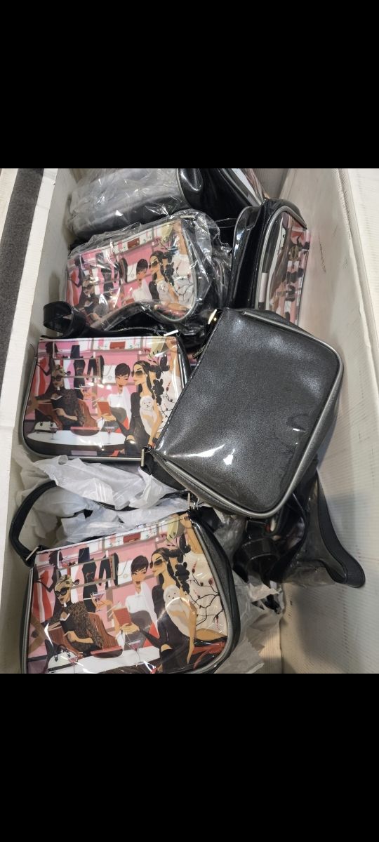 Caja de bolsos nuevos