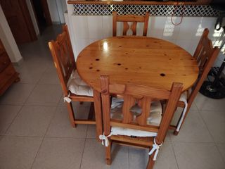 mesa y cuatro sillas