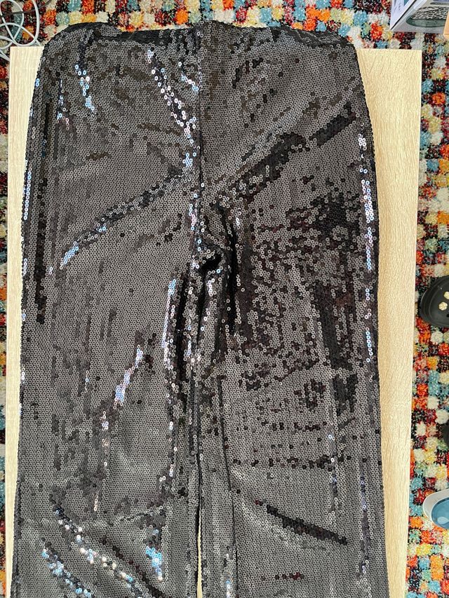 Pantalones de lentejuelas negros y plateados