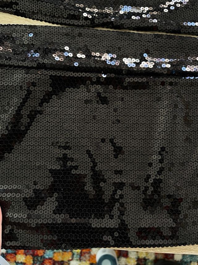 Pantalones de lentejuelas negros y plateados