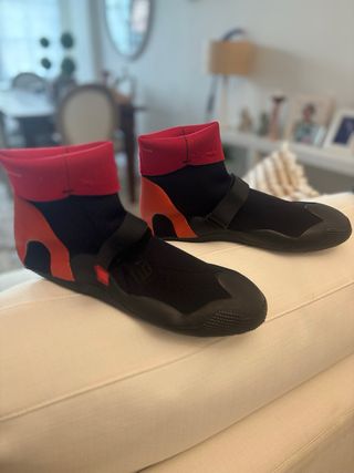 Escarpines y gorro de neopreno talla 44