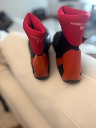 Escarpines y gorro de neopreno talla 44