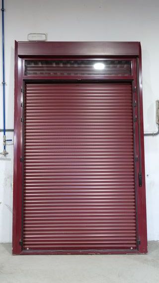 Puerta Balconera Burdeos con Persiana