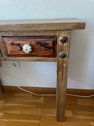 Mesa auxiliar de madera