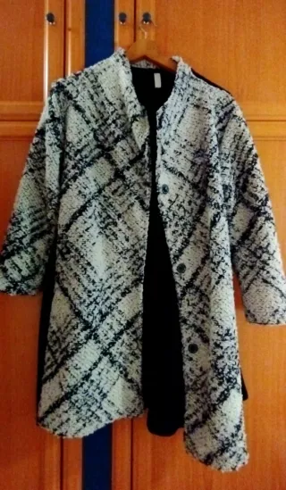 Abrigo estampado blanco y negro