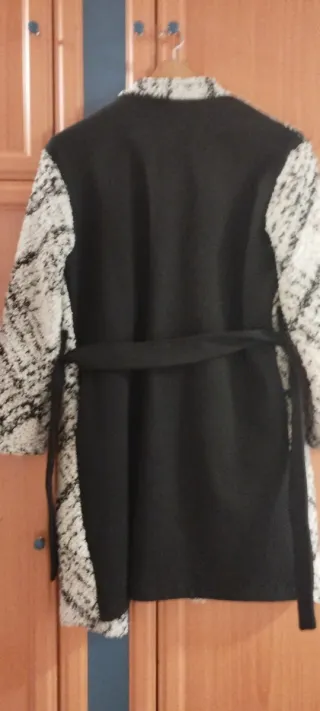 Abrigo estampado blanco y negro