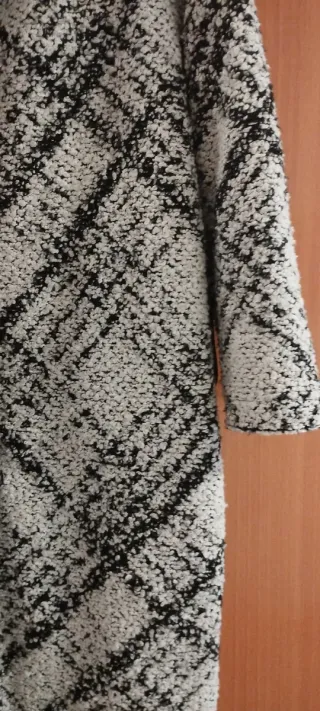 Abrigo estampado blanco y negro