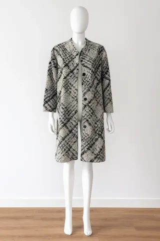 Abrigo estampado blanco y negro