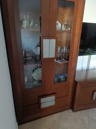 Vitrina de salón de madera y cristal