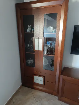 Vitrina de salón de madera y cristal